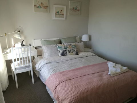 Whole Storey 2 Bedrooms+Kitchen+Living Room In Glen Waverley - Internet Find 2