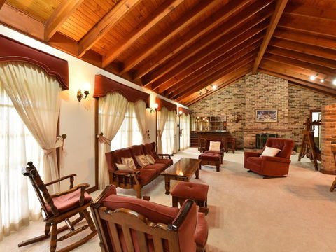 Wine Country Homestead 4-6br House - Internet Find 1