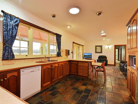 Wine Country Homestead 4-6br House - Internet Find 2
