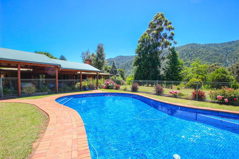 Wombat Hollow - Internet Find 1
