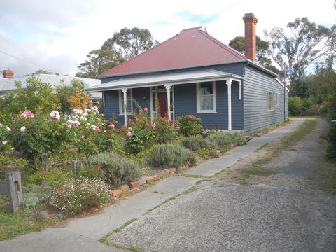 Yarram Cottage: Art And Accommodation - Internet Find 1