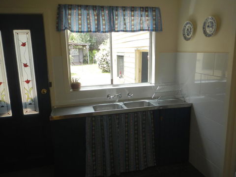 Yarram Cottage: Art And Accommodation - Internet Find 2