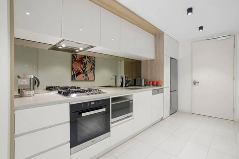 YARRA - YARRA Toorak Rd & Chapel St. Pool, Gym & Parking - Internet Find 3
