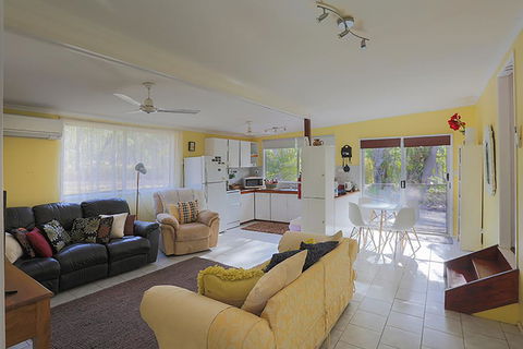 Yellow Cottage - Bush And Beach - Internet Find 1