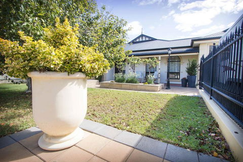 Yellow Rose Cottage - Internet Find 1