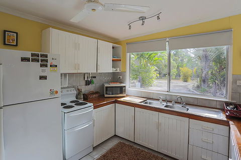 Yellow Cottage - Bush And Beach - Internet Find 3