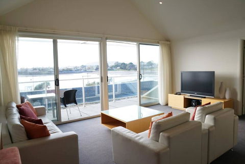 York Cove Holiday Hotel - Internet Find 2