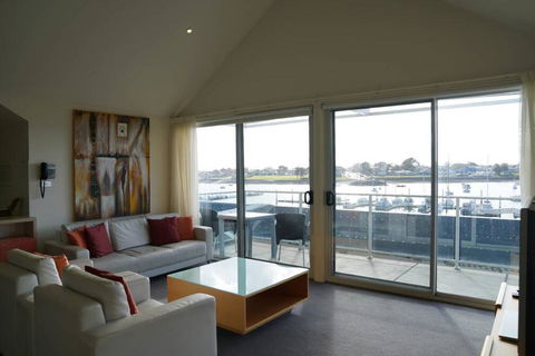 York Cove Holiday Hotel - Internet Find 1