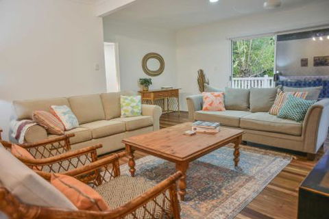 Currimundi Beach House - 1min To Currimundi Lake & Beach - Internet Find 1