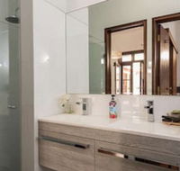 Fairway Manor Accommodation - Internet Find
