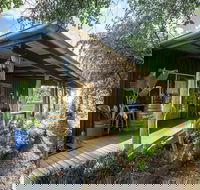 Wisteria Cottage and Cabins - Internet Find