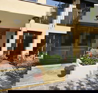 House in Bright - Internet Find