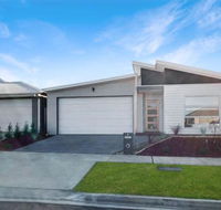 Brand New Home 10 mins to Beach Torquay Geelong Deakin Hospitals - Internet Find