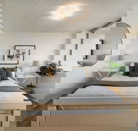 Bright and Sunny Studio Apartment - Internet Find