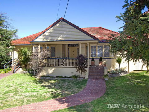 Richardson & Wrench Armidale - Internet Find 1